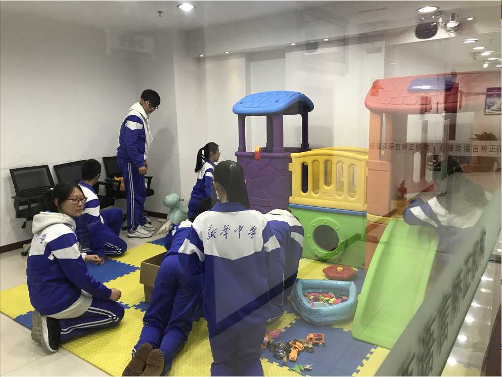 杨清语语言矫正天津中心为新华中学做公益活动